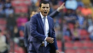 Jaime Lozano 'avienta' un grito a sus jugadores en un partido de Querétaro