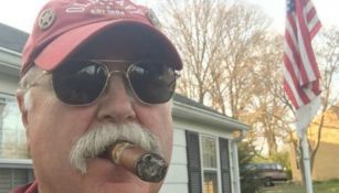 Imagen del sheriff de Butler, Ohio, Richard Jones, fumando un puro