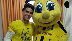 Marc Bartra posa con la mascota del Borussia Dortmund