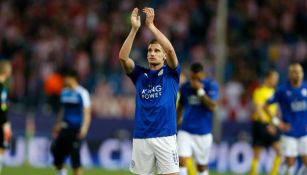 Marc Albrighton aplaude al público que acompañó al Leicester a Madrid