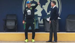 Peláez charla con La Volpe en un entrenamiento en Coapa 