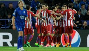 Jugadores colchoneros celebran el tanto vs Leicester