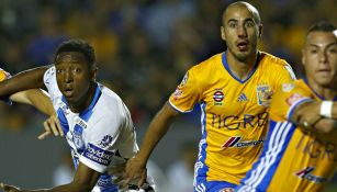 Guido Pizarro (centro) con sangre en la nariz tras choque