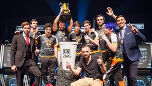 Jugadores y staff de Lyon Gaming presumen la copa de la LLN