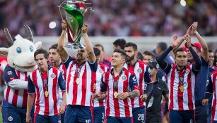 Chivas muestra el trofeo de Campeón ante su afición