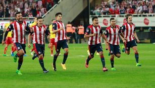 Los jugadores de Chivas corren a festejar tras imponerse en penaltis a Morelia