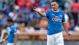 Chaco Giménez reclama en juego de Cruz Azul 