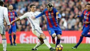 CR7 y Messi pelean un balón en el Clásico 