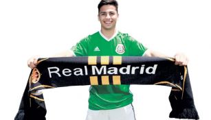 Medina posa con la playera del Tri y bufanda del Real Madrid