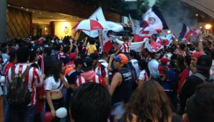 La afición de Chivas a las afueras del hotel del concentración