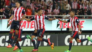 Los jugadores de Chivas celebran tras obtener el título de la Copa Mx