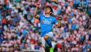 Ángel Mena festeja su gol con Cruz Azul frente a Chivas