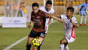 Diego Castellanos y Luis Olascoaga pelean un balón en el partido de Vuelta entre Alebrijes y Lobos