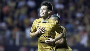 Ricardo Angulo festeja un gol con Dorados