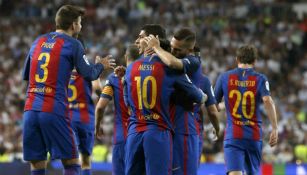 Jugadores del Barcelona festeja un gol contra el Real Madrid