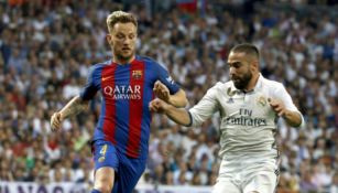 Rakitic y Carvajal pelean un balón en el Clásico