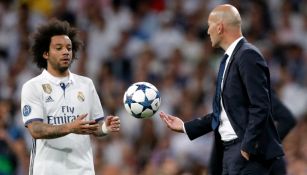 Marcelo recibe el balón de manos de Zidane en el juego de Champions frente al Bayern