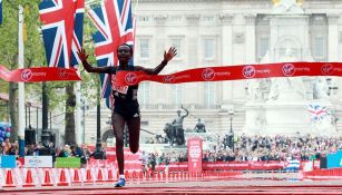 Mary Keitany cruza la meta en el maratón de Londres
