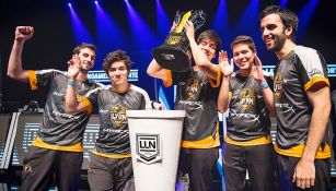 Los jugadores de Lyon Gaming levantan su octava copa de la LLN