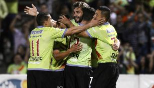Futbolistas de Juárez celebran la única anotación del partido