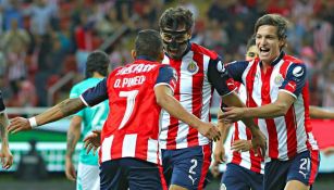 Jugadores de Chivas festejan el gol de Alanís frente a León