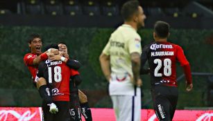 Jugadores de Atlas celebran un gol 