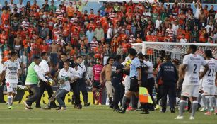 Aficionados invaden cancha en juego entre Chiapas y Santos 
