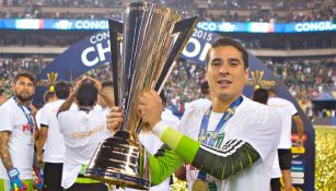 Guillermo Ochoa carga el trofeo de la Copa Oro