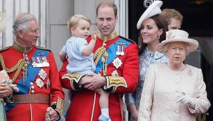 En esta foto de 2015, la reina Isabel (der.) y Felipe de Edimburgo (izq.) acompañan a su hijo, el príncipe Guillermo