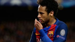 Neymar se lamenta durante un partido de Champions League