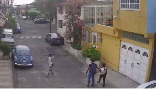 Momento en el que un hombre asalta a una pareja en calles de la GAM