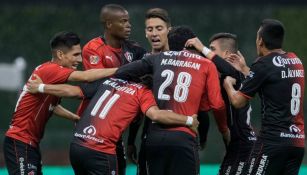 Jugadores de Atlas festejan un gol contra América