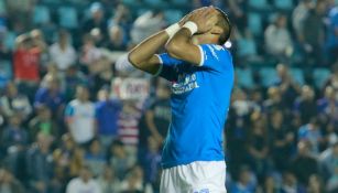 Jorge Benítez se lamenta una falla en un duelo de Cruz Azul