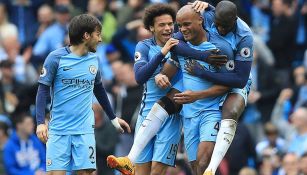 Jugadores del City felicitan a Kompany por su anotación 