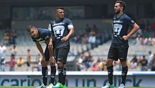 Jugadores de Pumas se lamentan tras gol de Puebla 