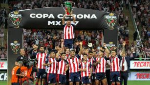 Los jugadores de Chivas levantan el trofeo de Campeones en la Copa Mx