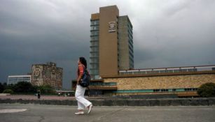 Una alumna camina frente al edificio de rectoría en CU