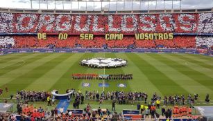 Jugadores del Atlético escuchan el himno de la UCL frente al mosaico
