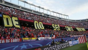 La afición del Atleti desplegó una manta en el Calderón 