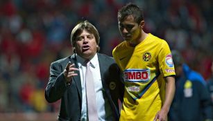 Miguel Herrera y Paul Aguilar, durante un partido en 2013