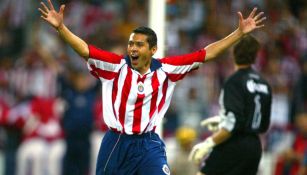 Ramón Morales celebra un gol contra Toluca en el C2004