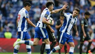 Héctor Herrera celebra con sus compañeros su gol contra Paços de Ferreira