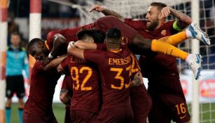 Jugadores de la Roma celebran el gol de Nainggolan