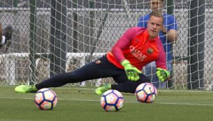 Ter Stegen ataja un balón durante un entrenamiento del Barcelona