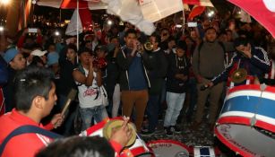 Aficionados de Chivas alientan a su club