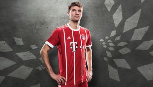 Thomas Müller posa con el nuevo uniforme del Bayern