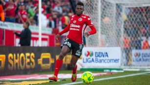 Avilés Hurtado conduce la pelota en el Caliente