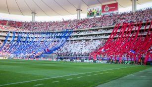 Tifo de la afición rojiblanca en el juego contra Atlas