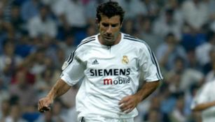 Luis Figo en un partido con el Real Madrid