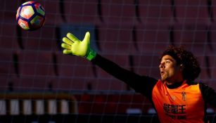 Memo Ochoa, a punto de atajar un balón con el Granada